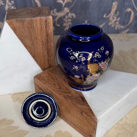 Vintage Cobalt Blue Ginger Jar Japanese Lidded Ceramic Porcelain Peacocks Floral - Picture 5 of 8